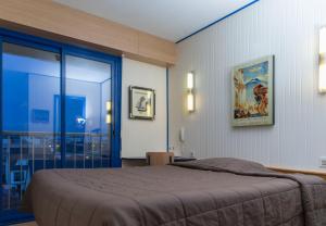 雷恩阿尔坎蒂乐伏尔泰酒店的一间带大床的卧室和一个阳台