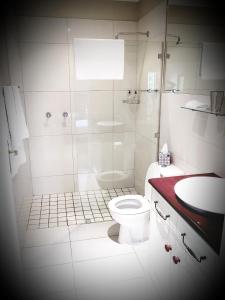 TokaiTranquil Tokai的浴室配有卫生间、淋浴和盥洗盆。