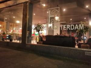 鹿特丹H3 Hotel Rotterdam City Center的前面有沙发的商店窗户