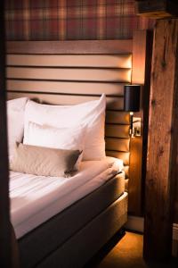 卡尔马克拉丽奥帕克哈塞特连锁酒店的一张带白色床单和枕头的床