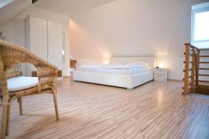 施特拉尔松德高登安克尔公寓式酒店的一间卧室配有一张床和一把椅子