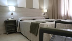 卡迈格拉特罗希拉诺梅郎德酒店的酒店客房设有两张床和一张桌子上的电话
