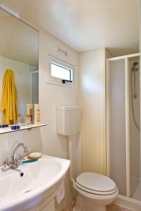费拉约港罗瑟尔巴了帕尔梅野营村庄酒店的白色的浴室设有卫生间和水槽。