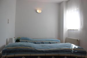 卑尔根Ferienwohnung-Amsel-kinderfreundliche-Unterkunft-in-zentraler-Lage的一间卧室设有两张蓝色的床和窗户
