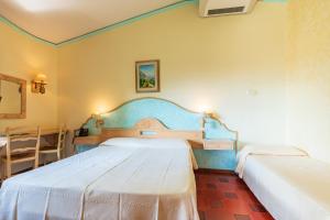 卡拉古诺内科斯塔多拉达酒店的一间卧室,配有两张床
