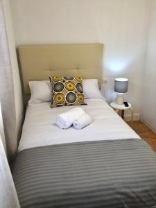 卡塞雷斯EL MIRADOR DE CACERES的一间卧室配有一张床,上面有两条毛巾