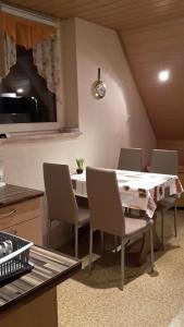 FlöhaHaus-Sonne的一间配备有白色桌椅的用餐室