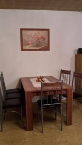 FlöhaHaus-Sonne的餐桌、椅子和墙上的绘画