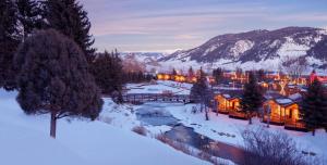 杰克逊小溪侧乡村旅馆的一座有桥梁和建筑物的雪城