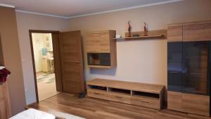 松博特海伊Aranypatak apartmanház的一间设有木制橱柜和壁板的房间