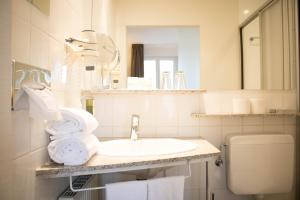 萨尔布吕肯雷汀格多米海景酒店的白色的浴室设有水槽和卫生间。