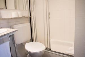 萨尔布吕肯雷汀格多米海景酒店的白色的浴室设有卫生间和淋浴。