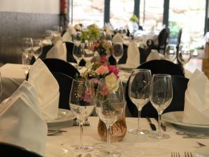 蒙考丰特达维拉酒店的一张桌子,上面放着酒杯和鲜花