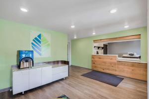 艾迪生WoodSpring Suites Chicago Addison的客厅拥有绿色的墙壁和木地板。
