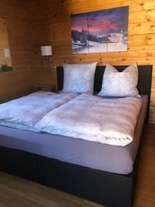 瓦格赖恩豪斯安娜贝尔公寓的一张配有白色床单和枕头的大床