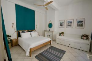 昂蒂布Old Town Antibes Apartment的一间卧室配有两张床和吊扇