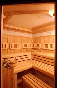 乌登斯All Inclusive Hotel Bachmayerhof的一间设有木长椅的桑拿浴室