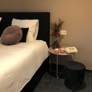 亨克Huis Berenbroek的酒店客房配有一张床、一张桌子和一部电话