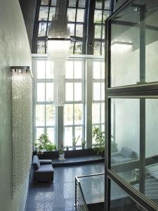 弗罗茨瓦夫InterHotel的大型客房设有窗户和吊灯。