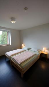 Valbella-Lenzerheide Youth Hostel客房内的一张或多张床位