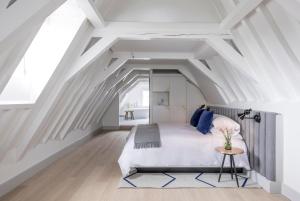 阿姆斯特丹阿姆斯特丹姆金普顿德威特酒店的阁楼上的卧室配有一张大床