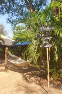 帕罗林Palm Forest Palolem的度假村前的吊床和标志