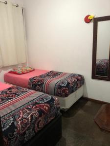 尼泰罗伊Hostel Icaraí Inn的带两张床和镜子的客房