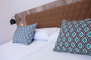 贝尼多姆Hotel Presidente 4 sup的床上有2个枕头