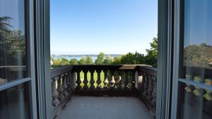 克罗伊茨林根克罗伊茨林根青年旅舍的从阳台的窗户可欣赏到风景。