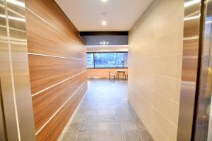 福冈Riverside Inn Hakata的木镶板走廊和用餐室