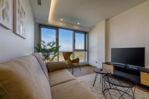 拉科鲁尼亚TH Apartments by Como en Casa的带沙发和平面电视的客厅