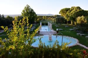 维泰博Hotel Salus Terme - Adults Only的喷泉公园内的游泳池