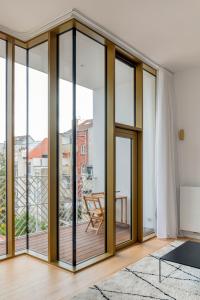 布鲁塞尔Savoie的一间设有玻璃门和阳台的客房