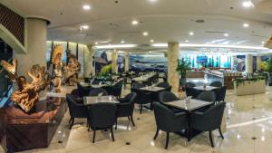 济州市济州岛太平洋酒店的一间餐厅,房间内设有黑椅子和桌子