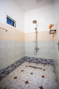 AndasibeAndasibe Lemurs Lodge的带淋浴的浴室,铺有瓷砖地板。