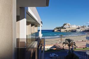 佩尼斯科拉Hotel & Spa Castillo de Peñíscola 4* Sup的享有海滩和大海景致的建筑
