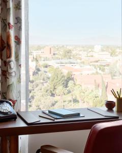 土桑Graduate Tucson的一张书桌,从窗户可欣赏到城市美景