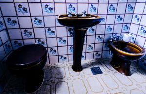 里约热内卢巴拉圭酒店（仅限成人入住）的一间带水槽和卫生间的浴室