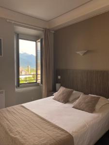 阿热莱斯加佐斯特富勒尔咖啡厅酒店的一间卧室设有一张大床和窗户