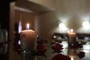 莫雷利亚洛马酒店的红玫瑰坐在桌子上的蜡烛