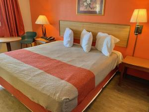 博登镇Scottish Inns and Suites- Bordentown, NJ的酒店客房配有一张带白色枕头的大床