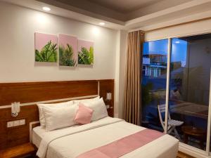 古莉Pearlshine Retreat Maldives的酒店客房设有床和窗户。