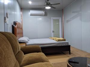 新德里Private Rooms with International Airport View的客厅配有床和沙发