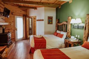 克雷尔The Lodge At Creel Eco - Hotel & Spa的小木屋内一间卧室,配有两张床