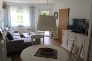 德雷施维茨Ferienwohnung-Moorberg-mit-schoener-Terrasse-in-ruhiger-Lage的客厅配有沙发和桌子