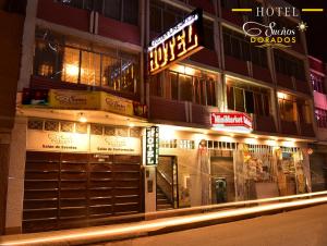 胡利亚卡Hotel Sueños Dorados的大楼一侧有 ⁇ 虹灯标志的酒店