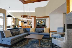 里奇兰里奇兰杰克逊凯悦酒店的客厅配有蓝色的沙发和椅子
