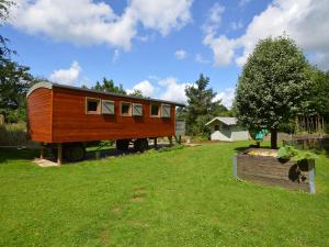 马尔梅迪Charming Holiday Home in Malmedy with Sauna的院子里拖车上的一个小房子