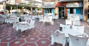 科尔多瓦锡斯内威尔蒂酒店的庭院里摆放着一组桌子和白色椅子
