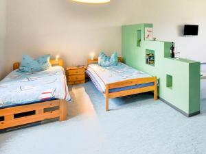 勒沃斯哈根Mohnblume的一间卧室设有两张单人床和一台电视机。